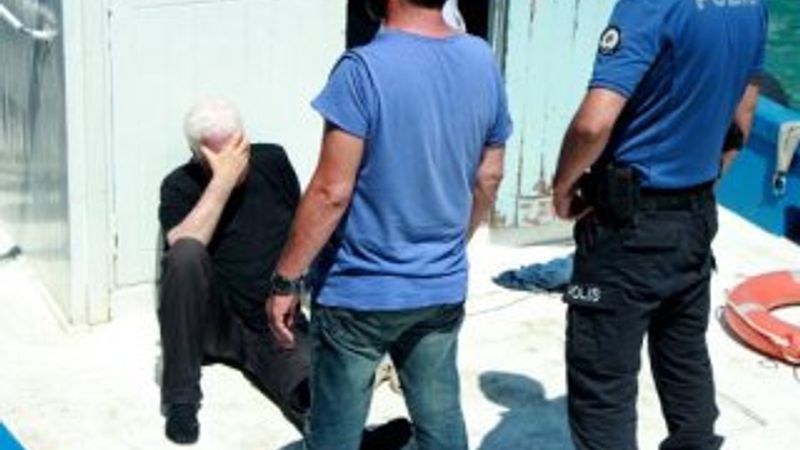 Vapurdan atlayan adamı can simidiyle kurtardı