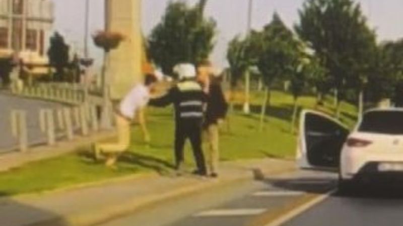 Bakırköy'de yol verme kavgasında bıçak çekildi