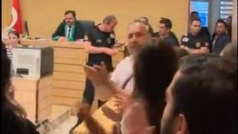 Kadın avukatın etek boyuna karışan hakime tepkiler