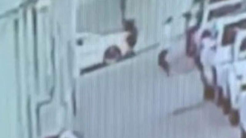 Çin'de balkondan düşen çocuğu kurtaran adam