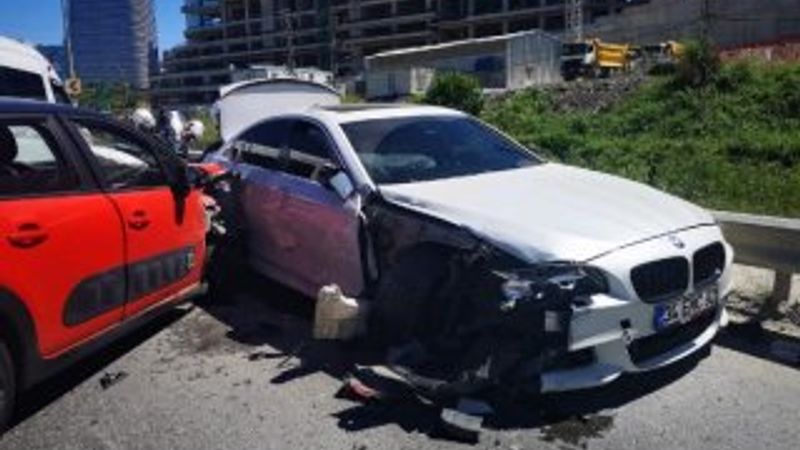 Ümraniye'de polisten kaçan şüpheliler kaza yaptı