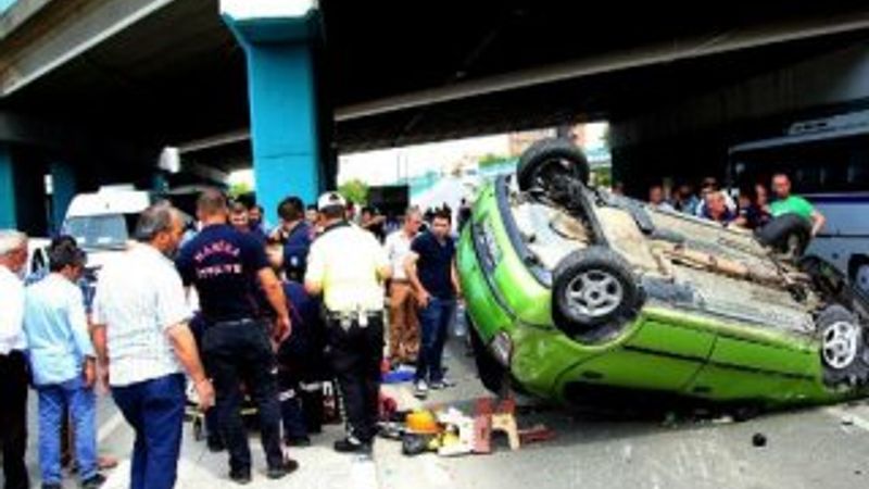 Otomobil, köprülü kavşakta takla attı: 2 yaralı