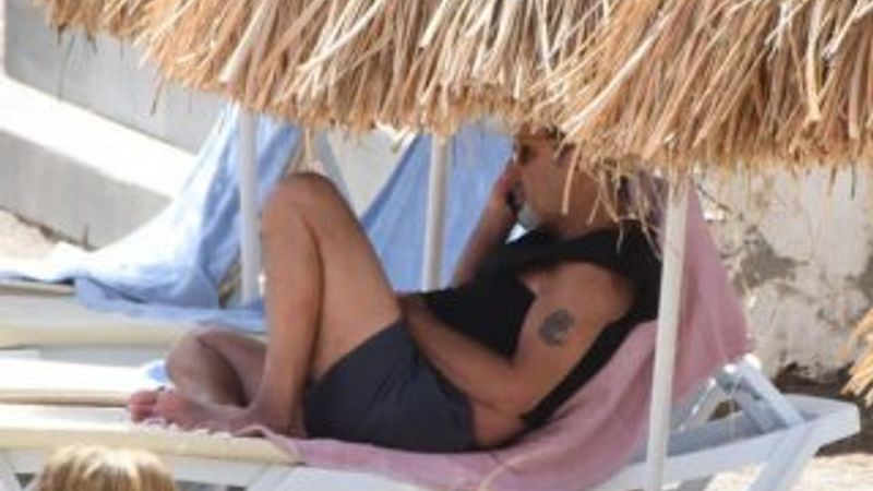 Cem Özer tek başına güneşlendi