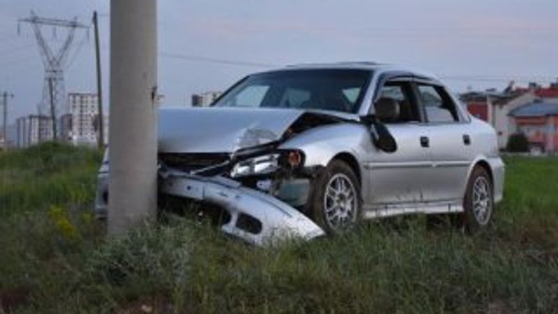 Direğe çarpan otomobilin sürücü yaralandı