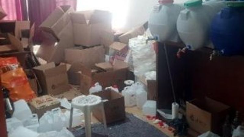 Lüks daireyi sahte içki imalathanesine çevirmişler