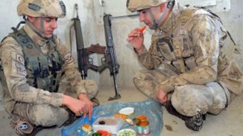 Şırnak'ta Mehmetçik, vatan nöbetinde iftarını açıyor