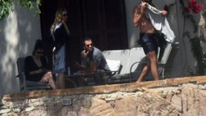 Kenan İmirzalıoğlu tatilde temizlik yapıyor