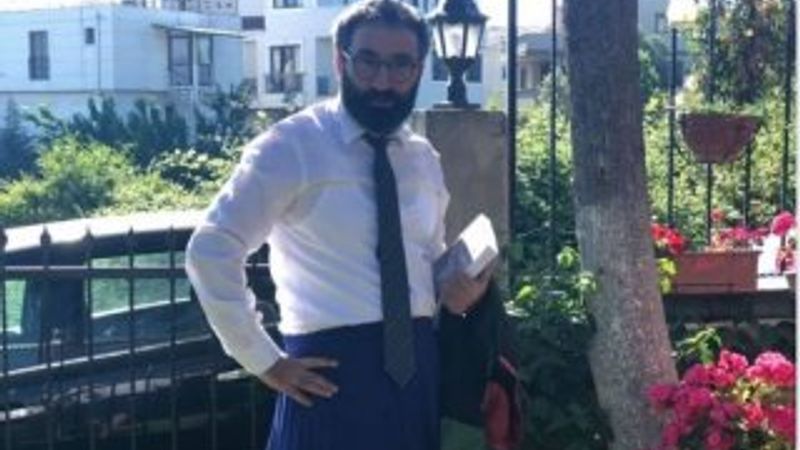 Kadın avukatın etek boyuna karışan hakime etekli protesto