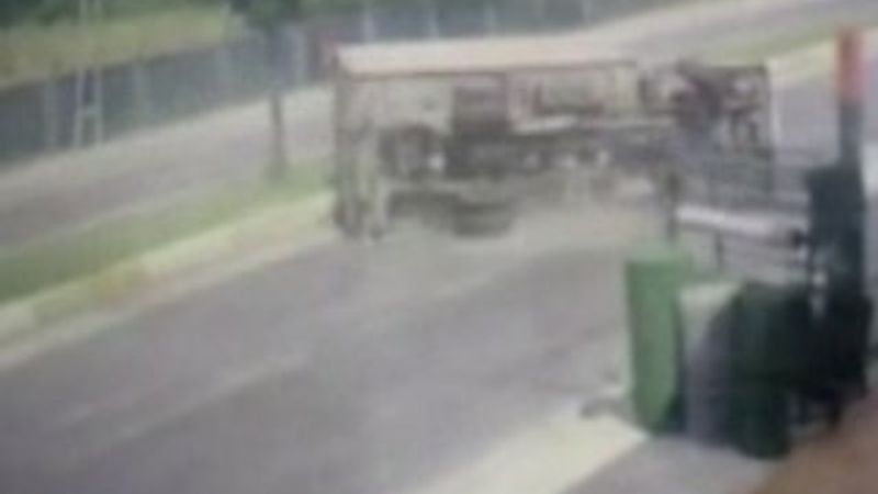 Sancaktepe'de kamyonet metrelerce sürüklendi