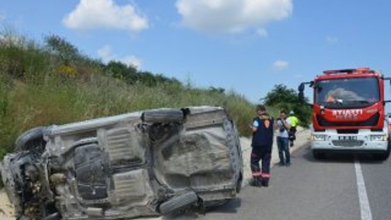 Tekirdağ'da otomobil su kanalına devrildi
