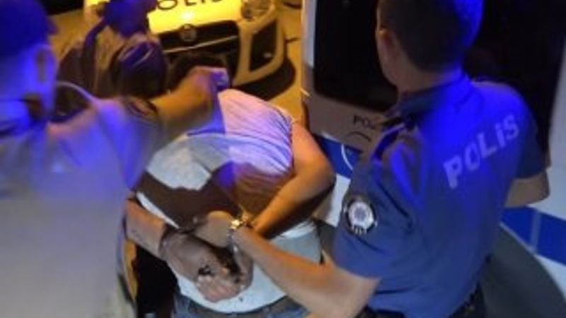 Silahlı saldırgan, tornavidayla polislere saldırdı