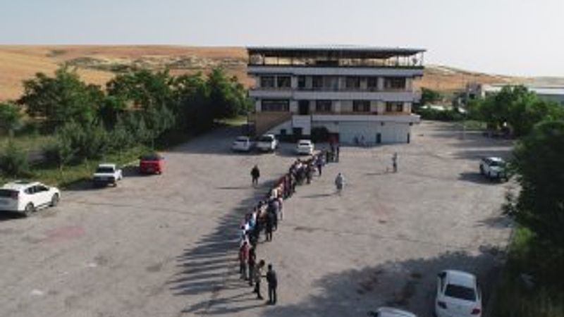 Diyarbakır'da ağanın 300 torunu harçlık için sıraya girdi