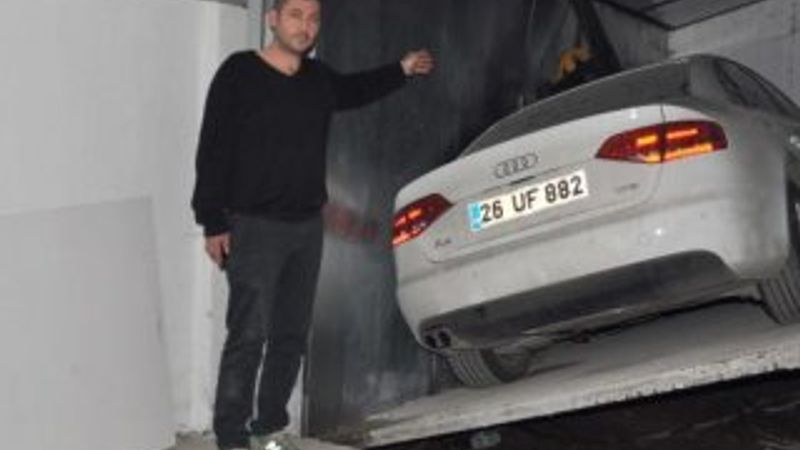 Lüks otomobil 3 yıl araç asansöründe kaldı