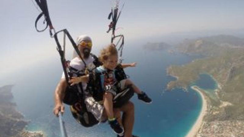2,5 yaşındaki Toprak yamaç paraşütü yaptı