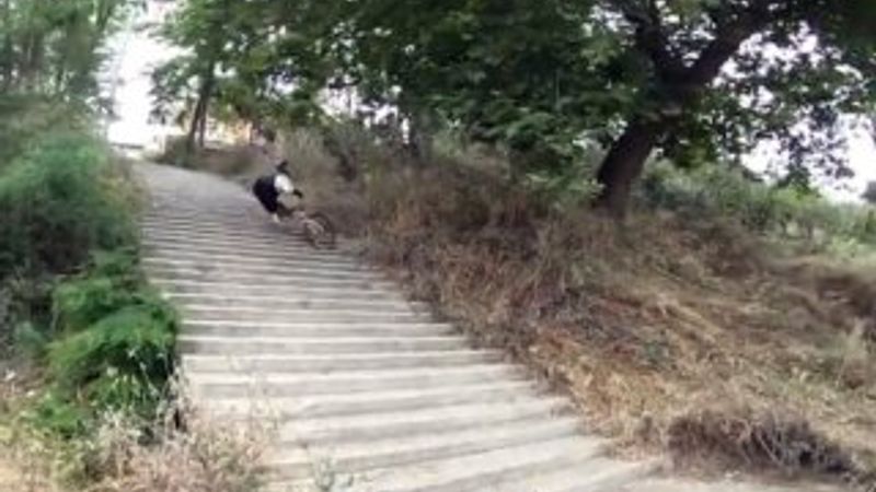 Merdivenden bisikletle inmeye çalışınca yaralandı