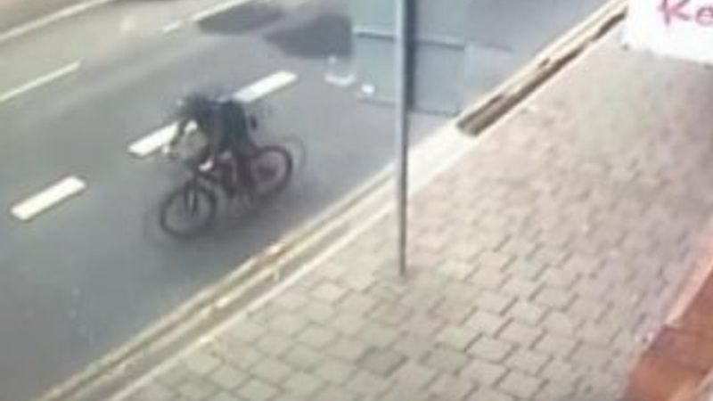 Kuryeye bisikletten düştükten sonra otobüs çarptı