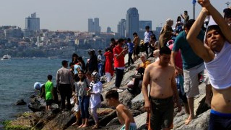 Tatile gidemeyenler İstanbul Boğazı'nda serinledi