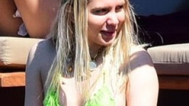 Aleyna Tilki yeşil bikinisiyle Bodrum plajlarında