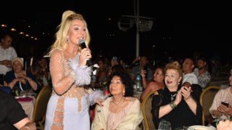 Seda Sayan'ın dekoltesi olay oldu