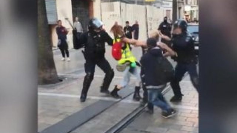 Sarı Yelekli protestocu kadına coplu saldırı