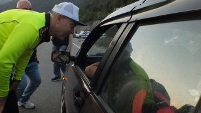 Polis sürücüler kaza yapmasın diye elinden geleni yaptı