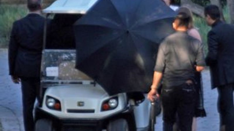 Magazinciler görmesin diye şemsiyeyle saklandılar