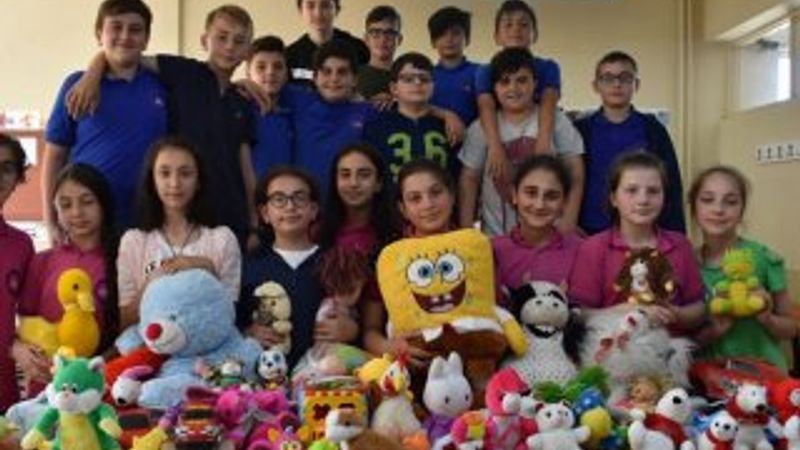 Akranları için oyuncak topluyorlar