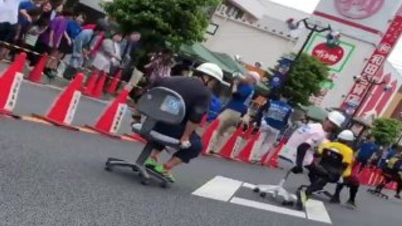 Japonya'da ofis sandalyesi sürme yarışması