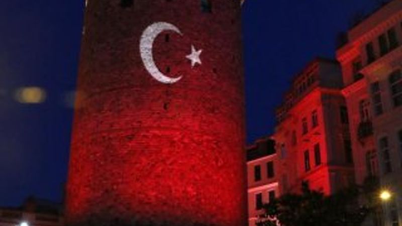 Galata Kulesi milli takım için kırmızı beyaza büründü