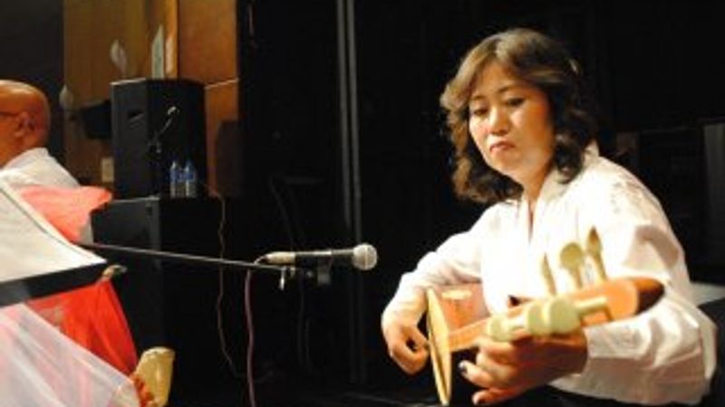 Japonyalı Takabe türkü söyledi, dinleyenler bayıldı