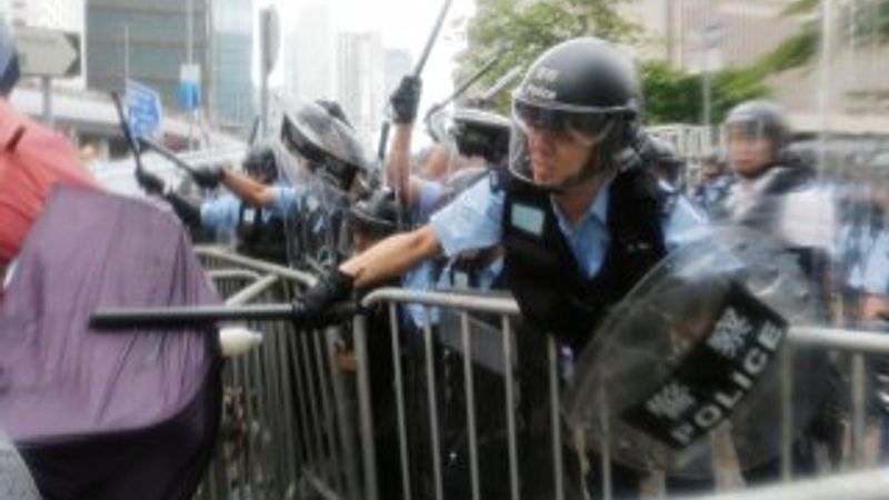 Hong Kong'da protestocular hükümet binalarını kuşattı
