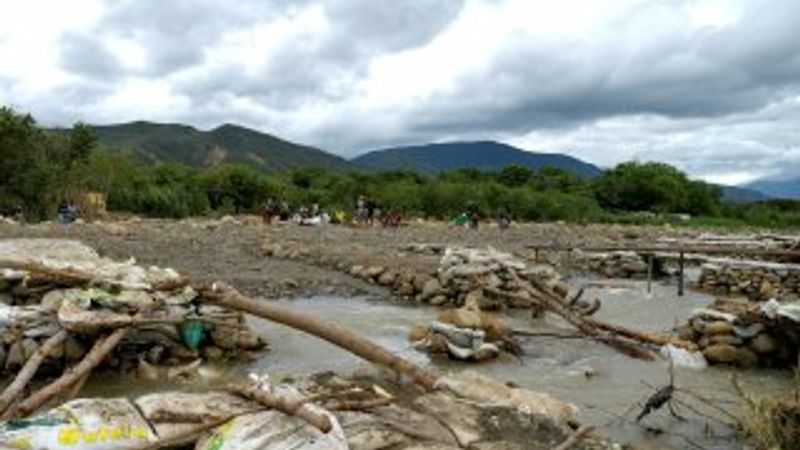 Kolombiya polisi köprüleri söküyor