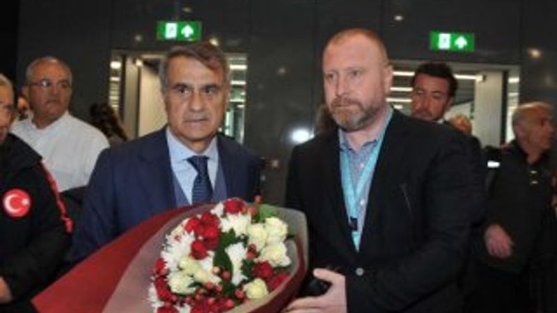 A Milliler İstanbul Havalimanı'nda çiçeklerle karşılandı