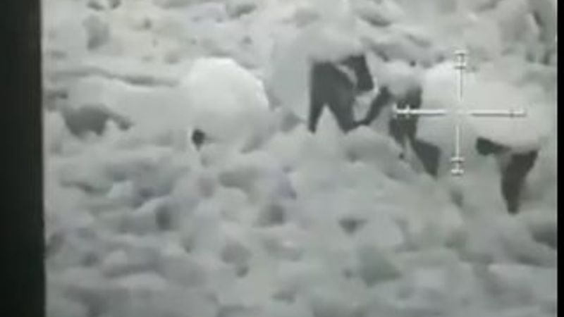 Şemsiyeyle saklanmaya çalışan PKK'lı teröristler kamerada