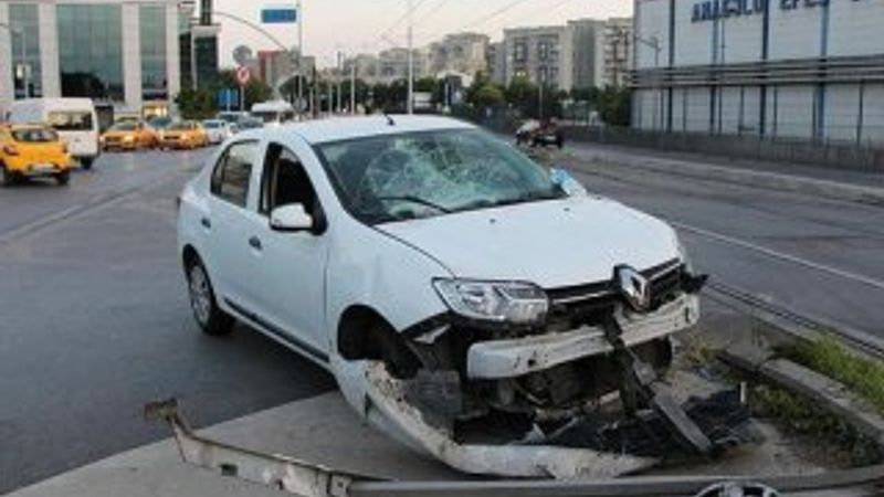 Güngören'de tramvay otomobile çarptı