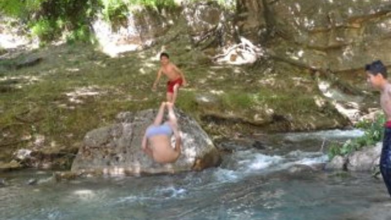 Şırnaklı çocuklar soluğu derede alıyor