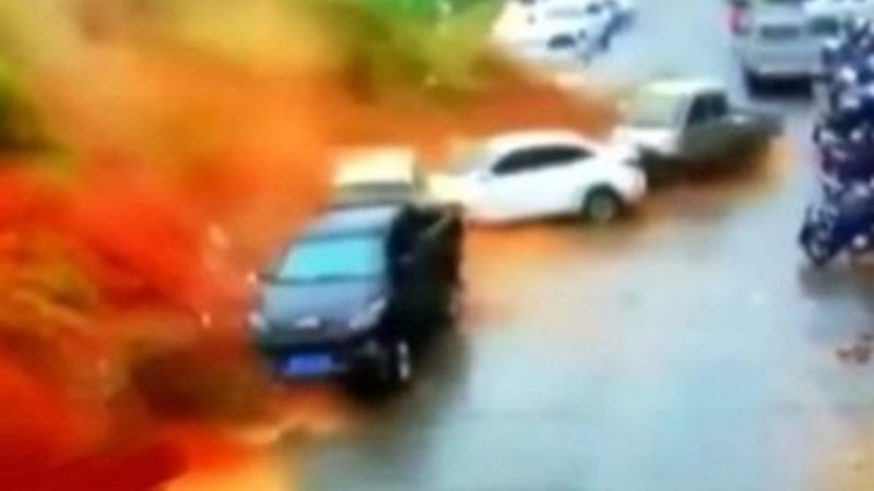 Heyelan önüne çıkan araçları sürükledi