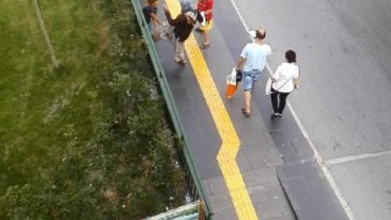 Dilenci kadın Suriyeli kardeşleri dövdü