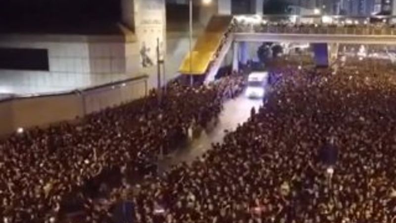 Hong Kong'ta 2 milyon kişi ambulansa yol verdi