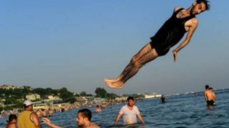 Denize girmeleri engellenen Suriyeliler tepki gösterdi