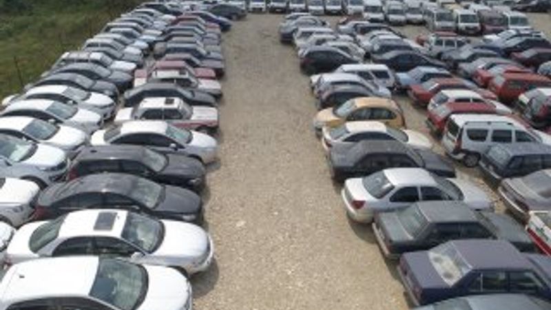 Kocaeli’de araçlar otoparkta çürüyor