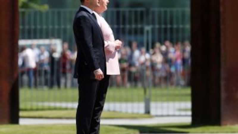 Merkel, resmi törende fenalaştı