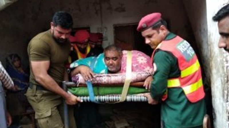 Obezite hastası adam hastaneye helikopterle gitti