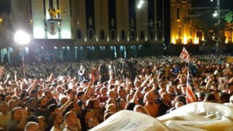 Gürcistan’da parlamento binası önünde büyük protesto