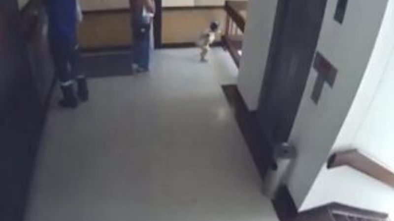 Kolombiyalı anne çocuğunu son anda kurtardı