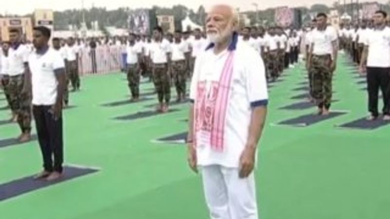 Hindistan Başbakanı Mondi yoga yaptı
