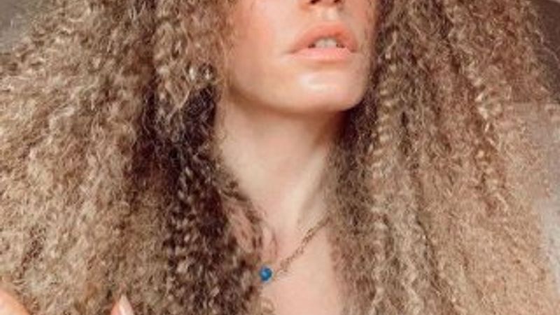 Kıvırcık Serenay Sarıkaya