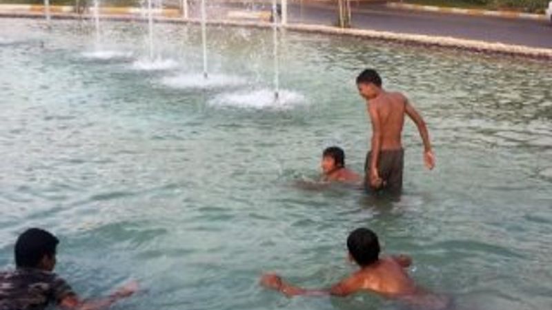 Antalya'da Suriyeli çocuklar süs havuzunda serinledi