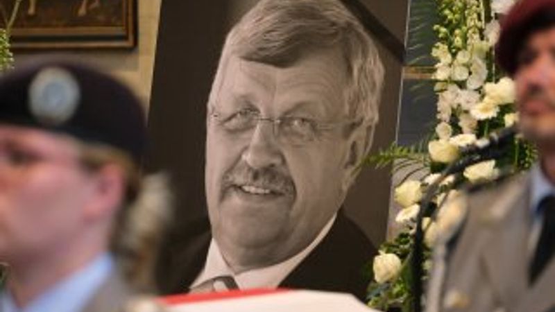 Almanya'da mültecilere yardım eden vali öldürüldü