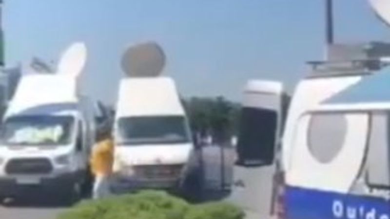 Canlı yayın araçları CHP binası önünde